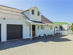 4 Bed House in Grotto Bay