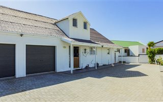 4 Bedroom House in Grotto Bay