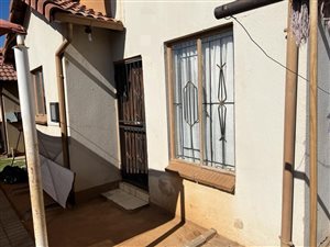 2 Bed House in Clayville