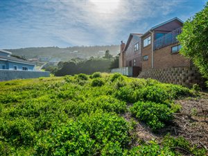 680 m² Land available in Outeniqua Strand
