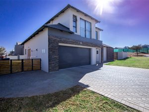 4 Bed House in The Hills