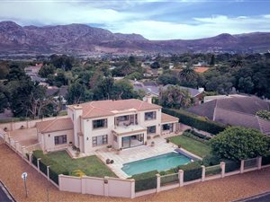 4 Bedroom House in Tokai
