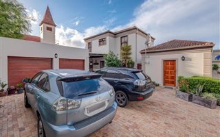 3 Bedroom House in Kirstenhof