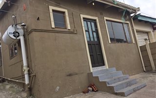 1 Bedroom Garden Cottage in Chatsworth Central
