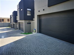 4 Bed Townhouse in Bryanston East
