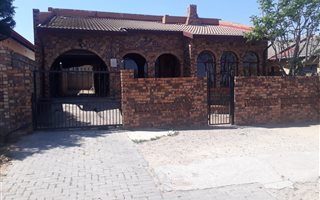 3 Bedroom House in Meadowlands