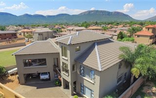 6 Bedroom House in Melodie
