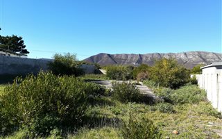 595 m² Land available in De Kelders