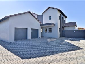 4 Bed House in The Meadows