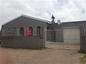 4 Bedroom House in Nooitgedacht
