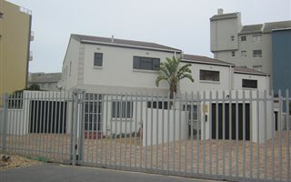3 Bedroom Townhouse in Bloubergrant