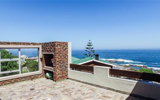 8 Bedroom House in Jongensfontein