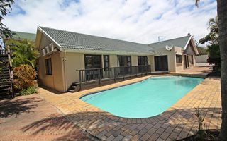 10 Bedroom House in Beacon Bay