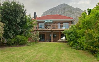 4 Bedroom House in Voelklip