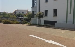 615 m² Commercial space in Die Hoewes