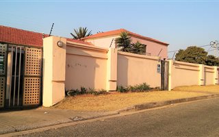 3 Bedroom House in Robertsham