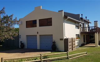 4 Bedroom House in Pringle Bay