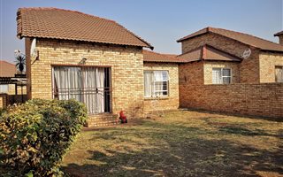 3 Bedroom Townhouse in Heuwelsig Estate