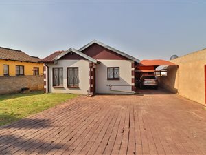3 Bed House in Lotus Gardens