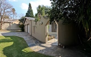 3 Bedroom House in Kew