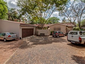 3 Bed House in Bryanston West