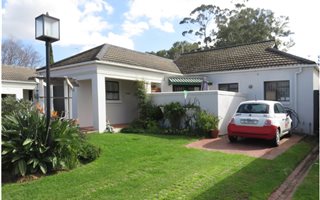 2 Bedroom Townhouse in Onder Papegaaiberg