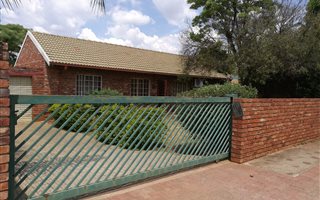 2 Bedroom House in Geelhoutpark
