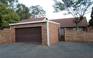 3 Bedroom Townhouse in Die Hoewes