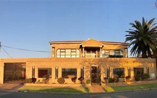 9 Bedroom House in Robertsham