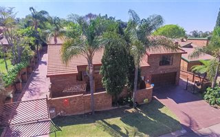 3 Bedroom Duet in Moreleta Park