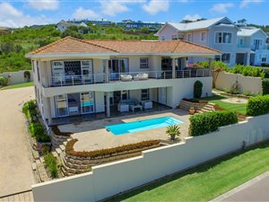 4 Bed House in Whale Rock