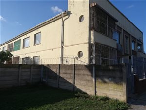 2 Bed Flat in Uitenhage Central
