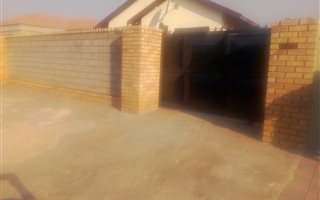 2 Bedroom House in Protea North