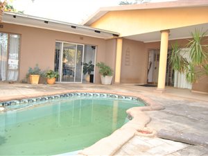 4 Bed House in Eloffsdal