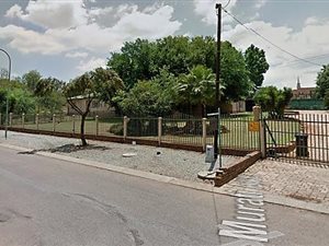 8600 m² Land available in Die Hoewes