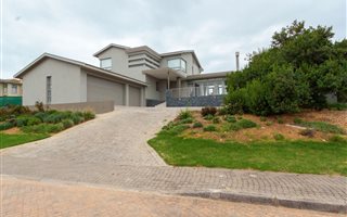 5 Bedroom House in Oubaai and surrounds