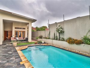 6 Bed House in Blairgowrie