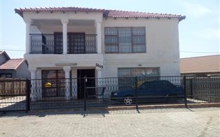 4 Bedroom House in Paardekraal