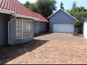 3 Bed House in Van Riebeeck Park