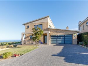 3 Bed House in Dana Bay