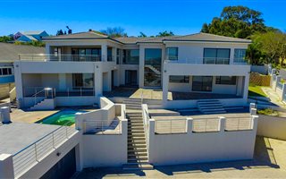 6 Bedroom House in Sonstraal Heights