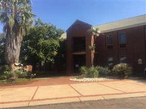 633 m² Commercial space in Die Hoewes