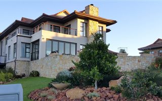 5 Bedroom House in Village On Sea