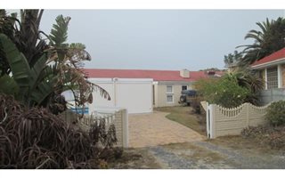 4 Bedroom House in Van Riebeeckstrand