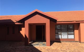7 Bedroom House in Larrendale