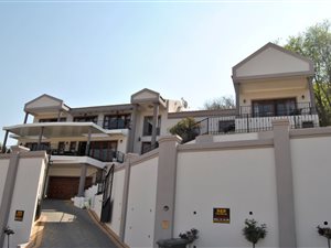 6 Bed House in Glenvista