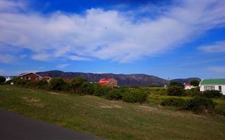 714 m² Land available in De Kelders