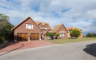 2 Bedroom House in Hersham