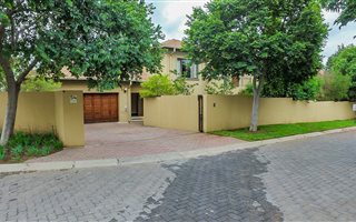 4 Bedroom Cluster in Maroeladal