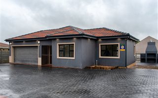 3 Bedroom House in Eikenbosch